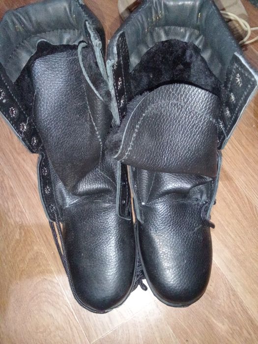 Продам зимние черные берцы 39 размера.