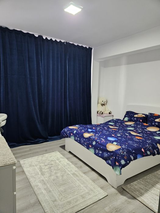 Închiriez apartament cu 2 camere