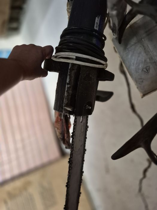 Бензопила в рабочем состояние