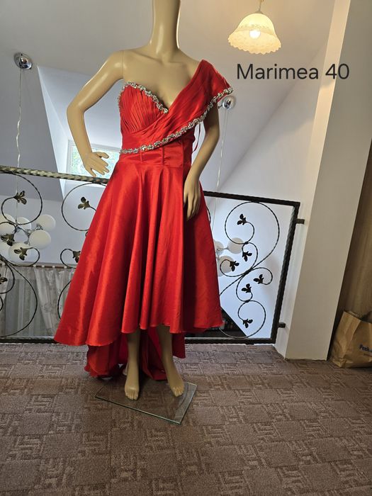 Rochie roșie cu pietre și corset