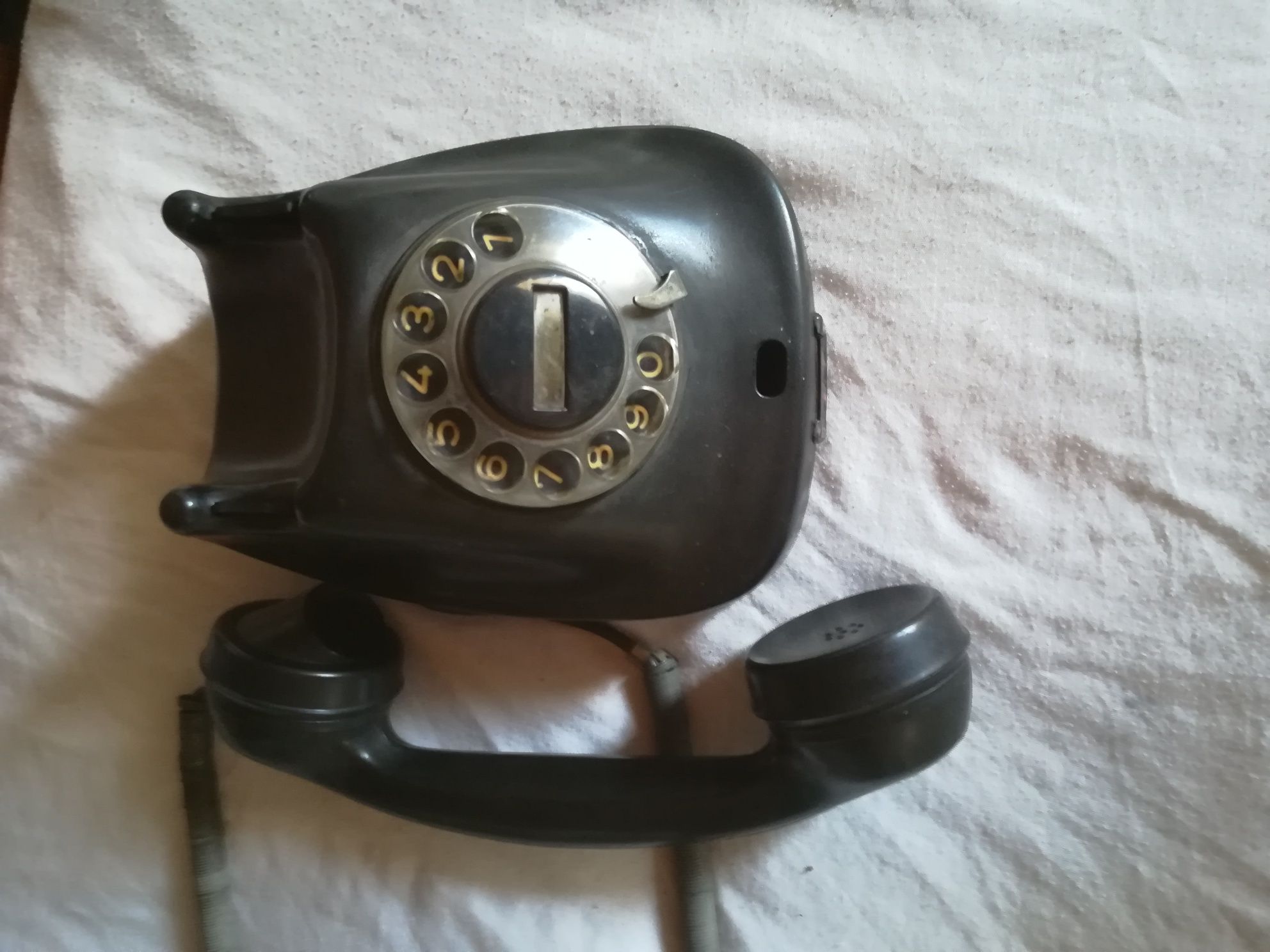 Продавам стар бакелитен телефон за декорация