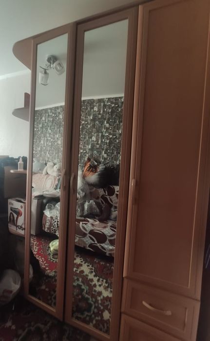 Продам шкаф с зеркалом