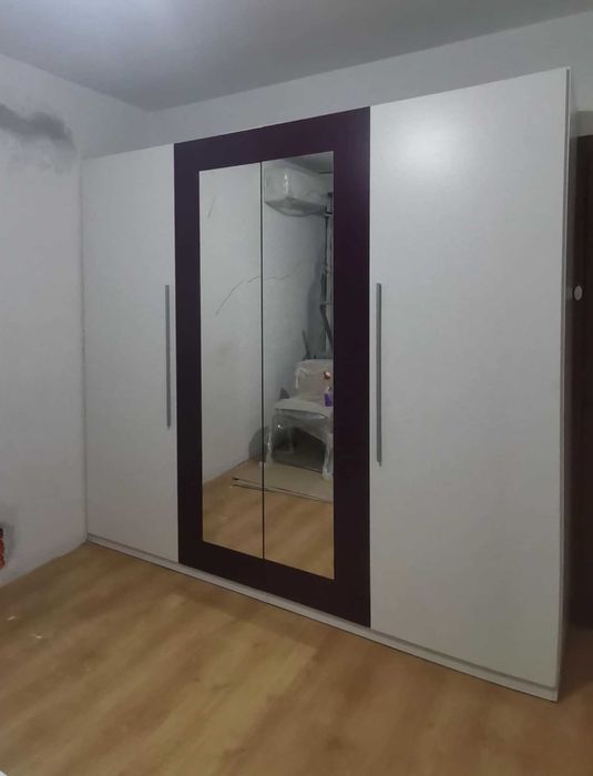 Голям четирикрилен гардероб с огледало на вратите