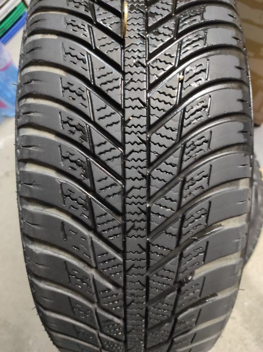 2 броя всесезонни гуми Nexen NBLUE 4 SEASON 215/60 R16