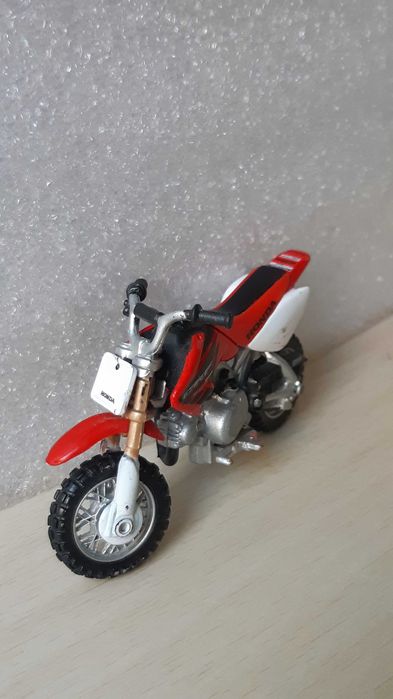Vând motocicleta jucarie Honda CRF