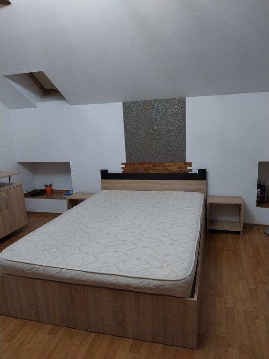 Dormitor .par 140/2m, două noptiere, șifonier cu două uși, comodă