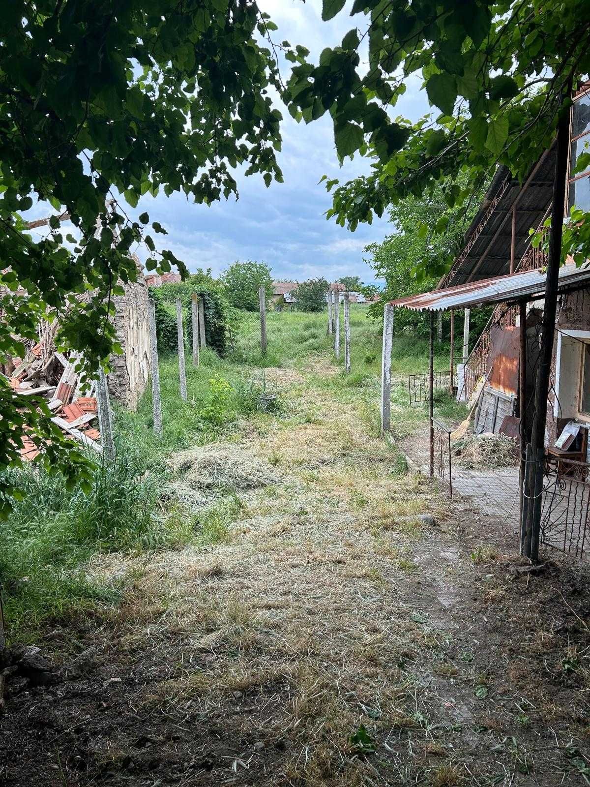 Продава се къща с голям двор
