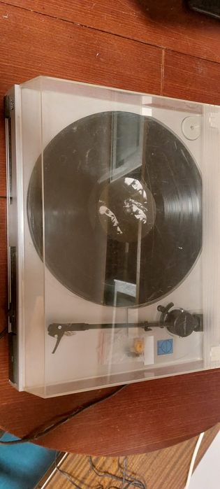 JVC грамофон с усилвател BEHRINGER PHONO COMPACT и плочи