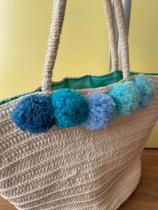 Плажна чанта със сини помпони