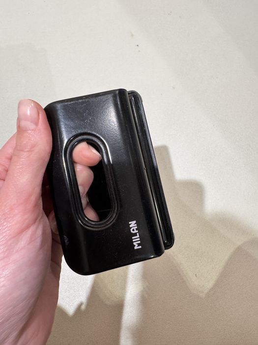 Cutter automat materiale textile si perforator hartie