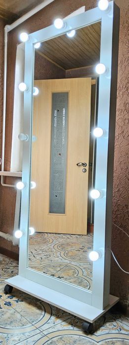 Зеркало с лампочками для визажиста парикмахера  бутика