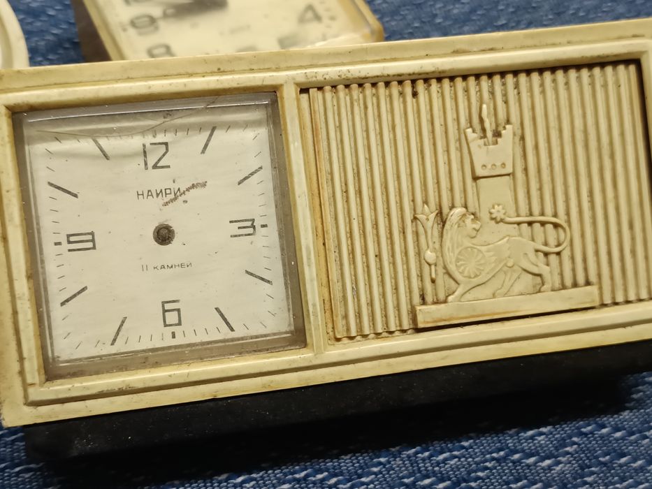 Три механични будилника