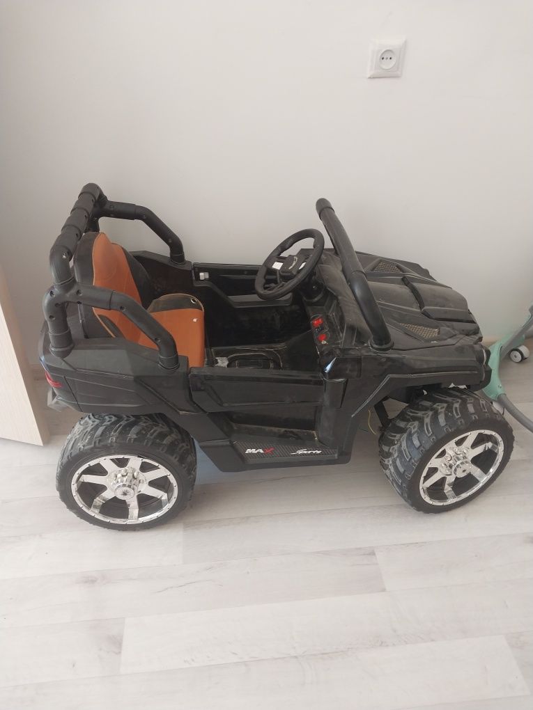 Продаю машину игровую