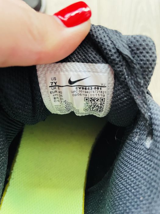 Маратонки Nike и Adidas