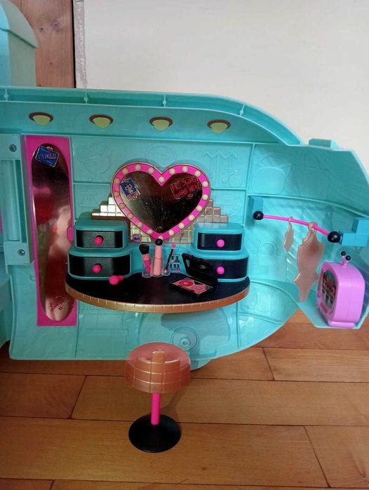 Camper LOL camion, accesorii și păpuși incluse
