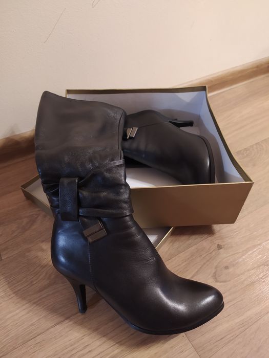 Продам новые женские сапоги