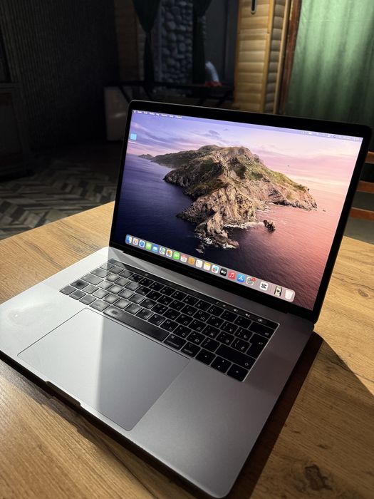 MacBook Pro 15 2018 Intel Core i7 / 16 GB / SSD 250 / Radeon 555X