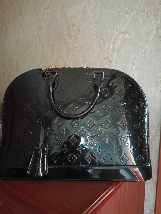 Продам новую сумку из натуральной лакированной кожи.