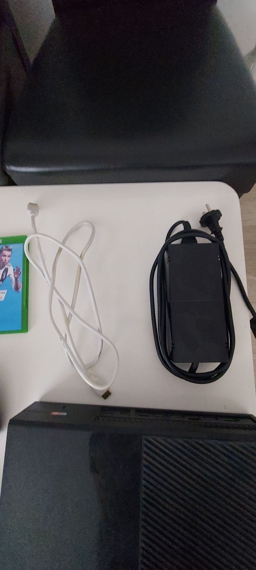 Vând xbox one cu 2 manete