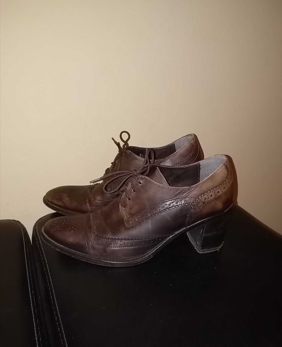 Кожени обувки с ток