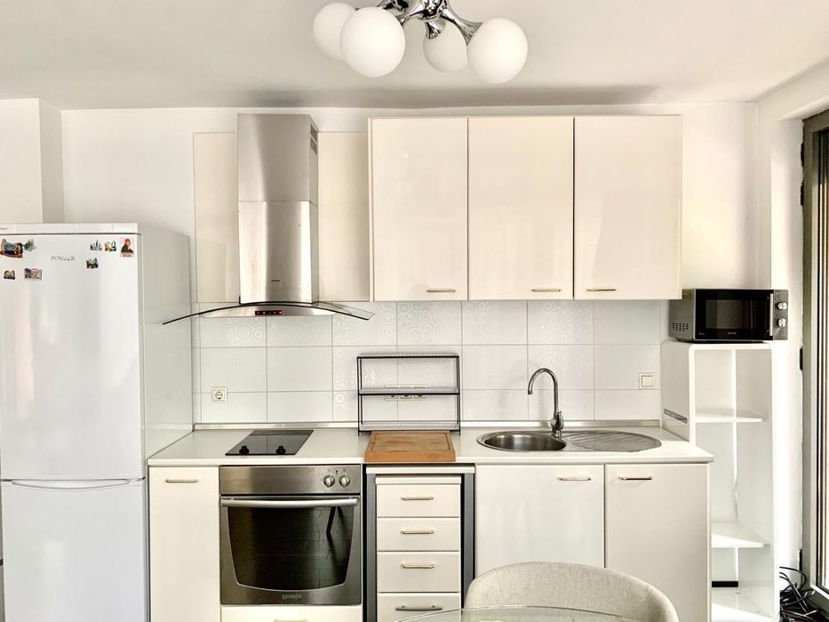 Бяла гланцова кухня с вградени уреди, MDF