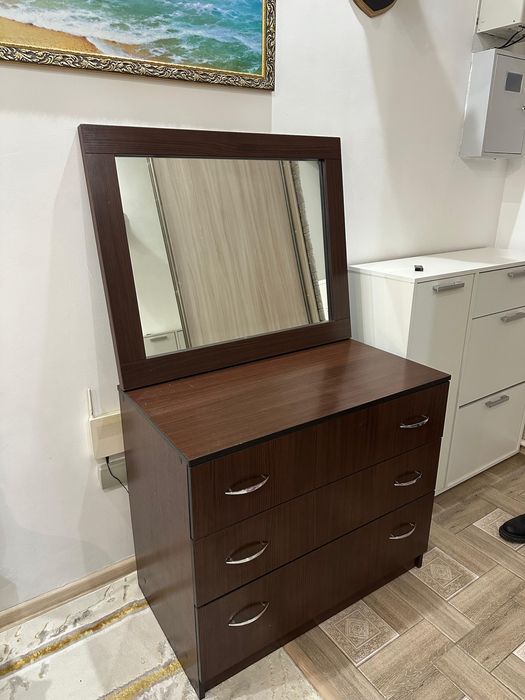 Комод  айнасымен бу