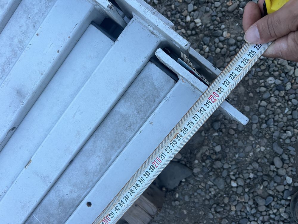 Stalpi metalici cu talpi pt gard 2.2 m