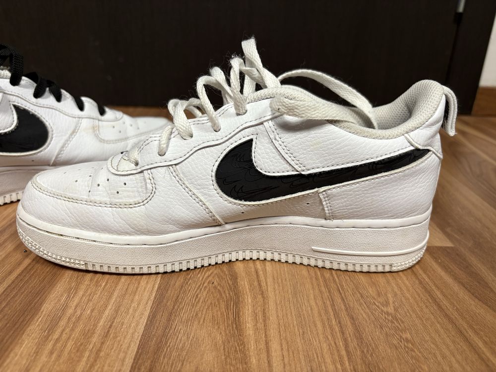 Nike Air Force 1 ’07 – Бели с черно лого | Стилни и удобни!