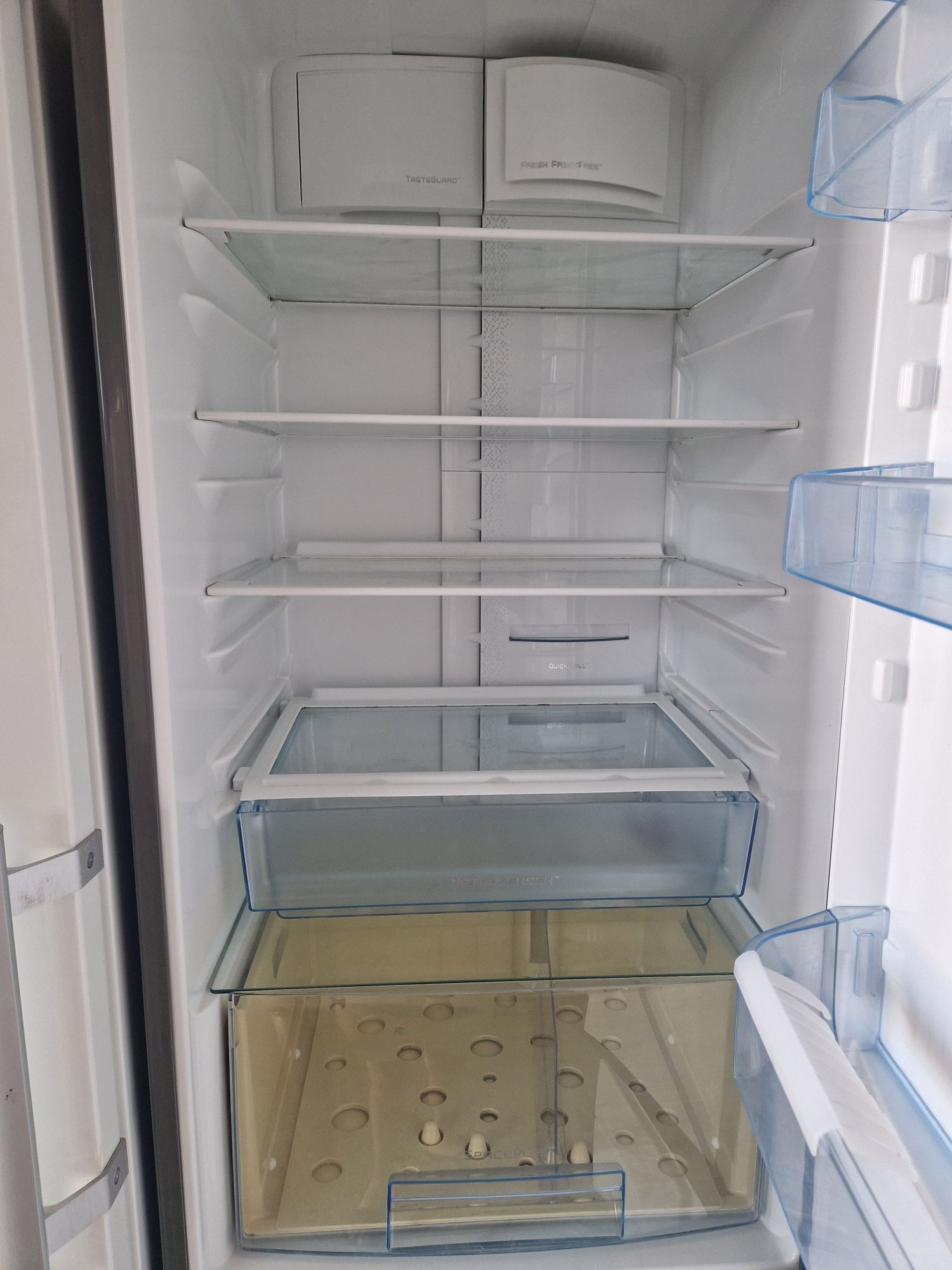 Хладилник с фризер Electrolux A++ 200 см  No Frost