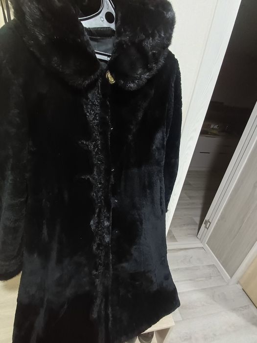 Продам женскую цигейковую шубу со вставками норки и караула.