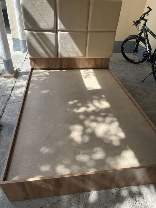 Spalni kravat yangi sotiladi