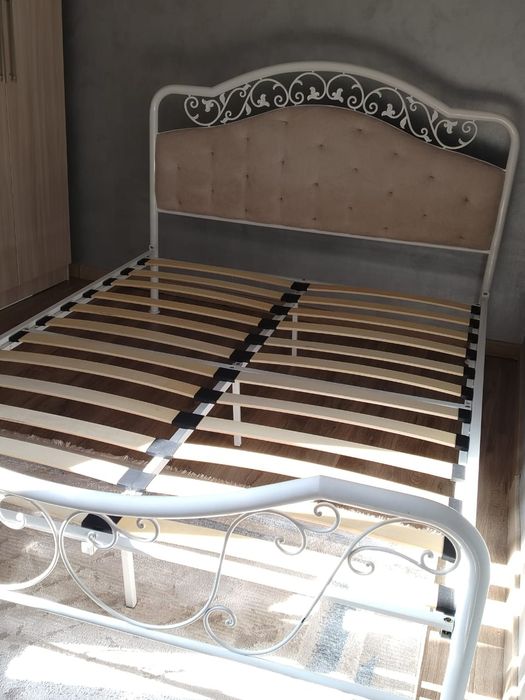 Кровать в идеальном состоянии , очень качественная..