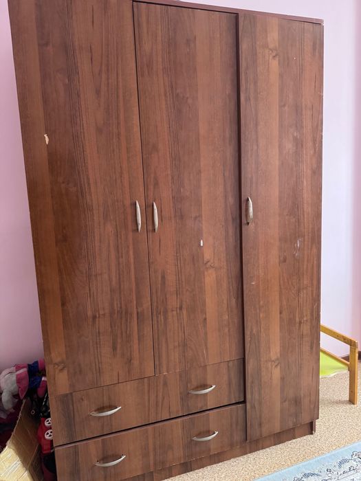 Шкаф трехдверный