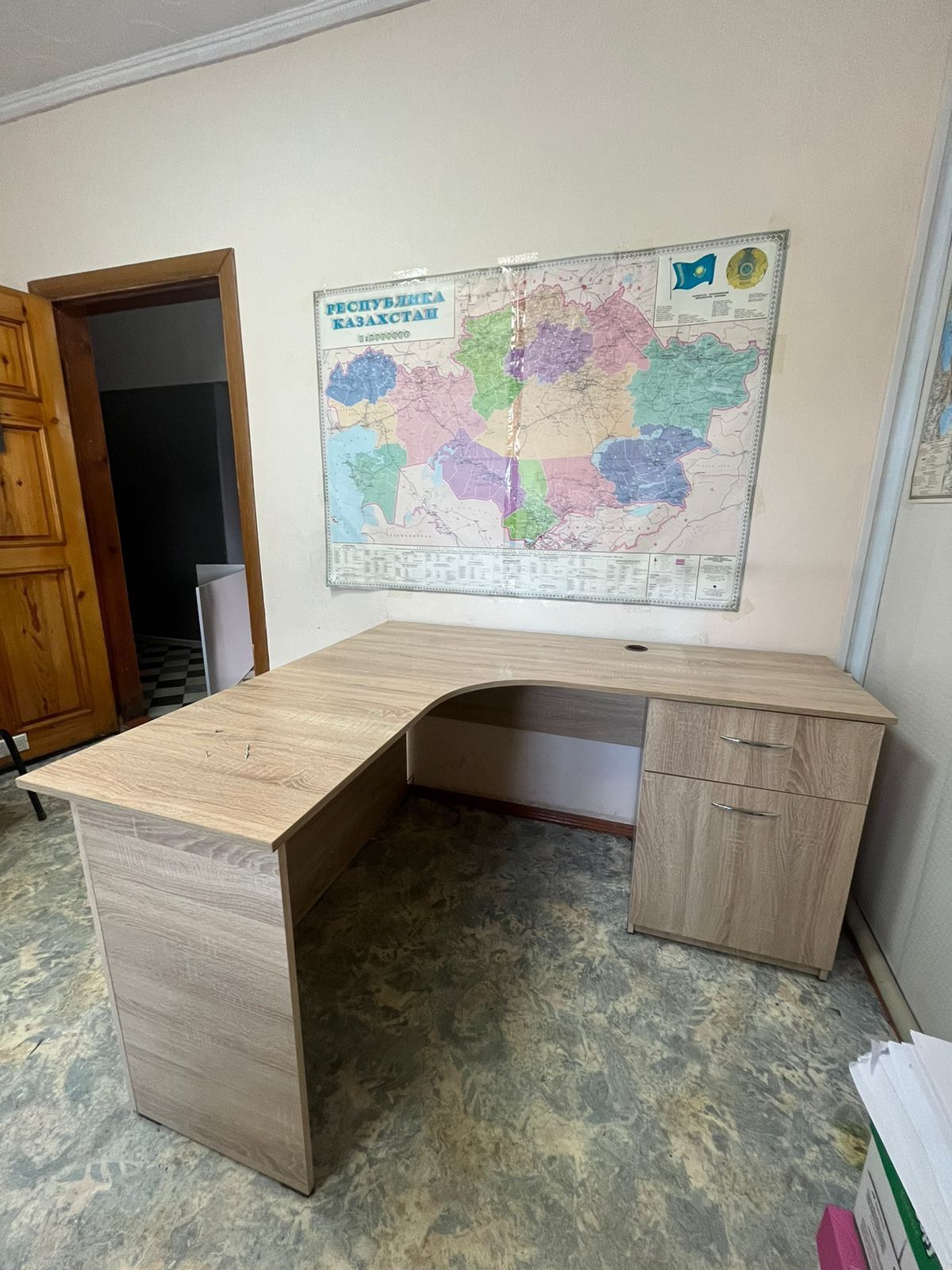 Угловой стол со шкафом