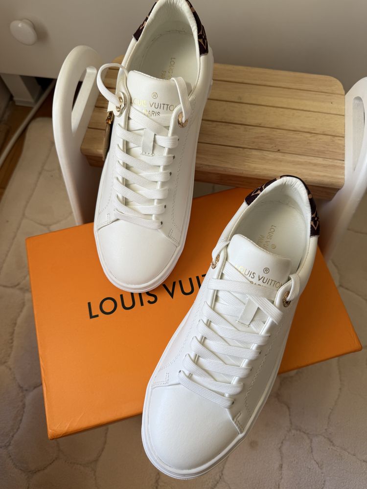 Бели кецове Louis V