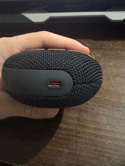 JBL Clip 5 Ultra-Portable Bluetooth Speaker 20W Integrated Carabiner