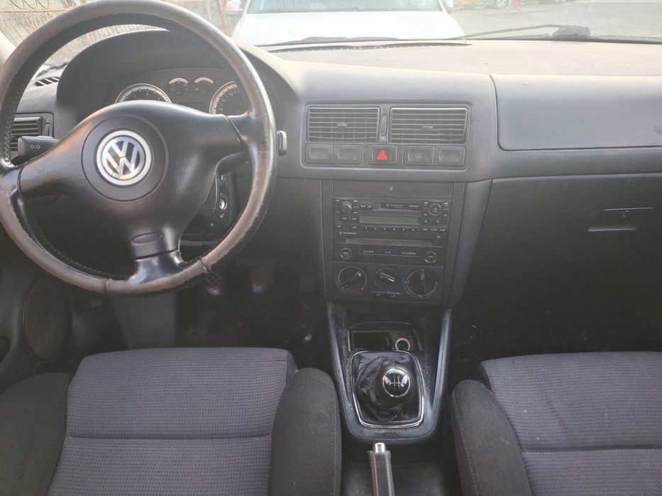 VW Golf 4,  1.6  16v     2000lei(fix), motor avariat, pt. dezmembrari!