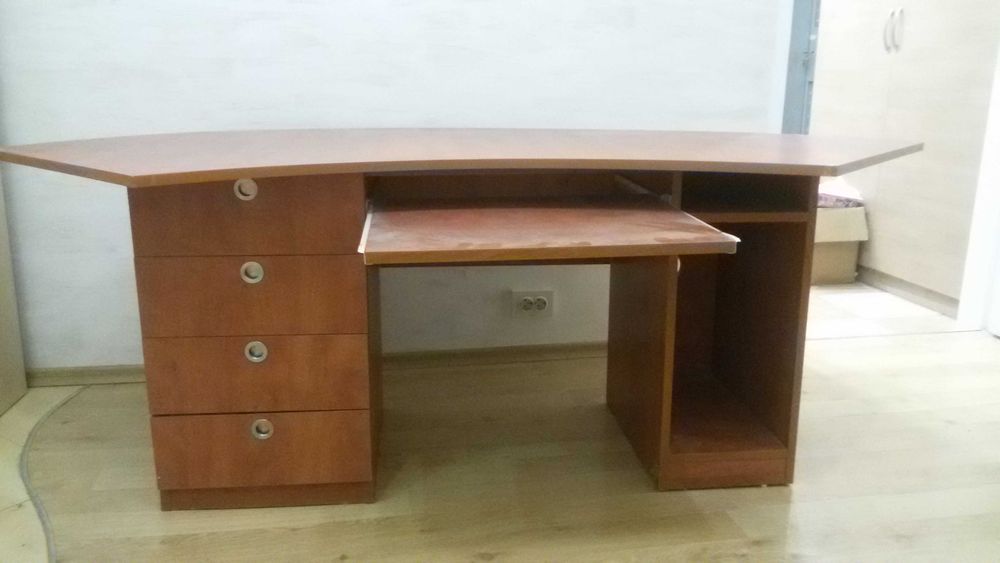 Бюро поръчково с прибиращ се плот за клавиатура и три чекмеджета