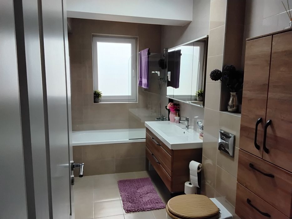 Vând apartament 3camere,81mp,modern pe strada Ghimbavului, Cristian