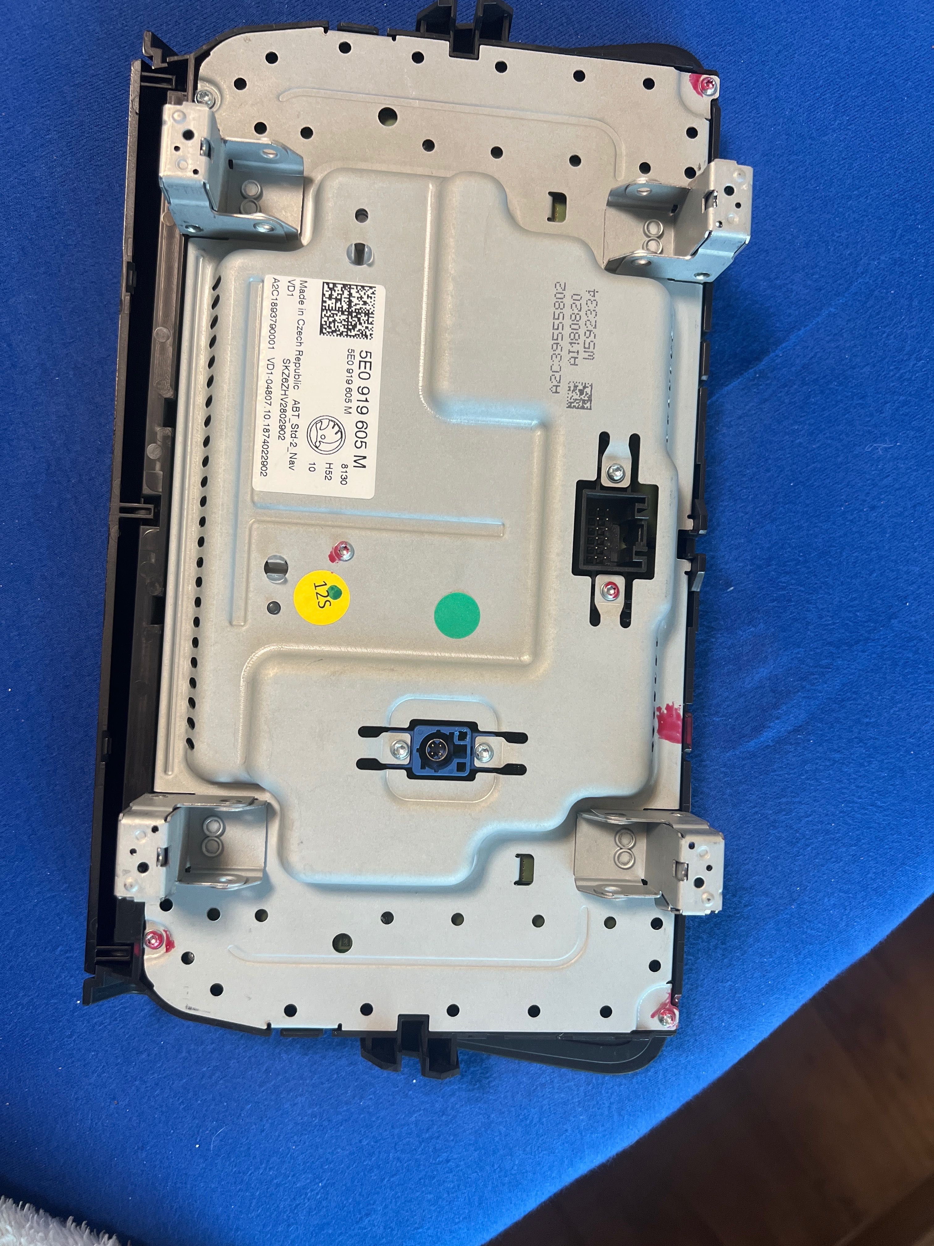 дисплей и усилвател canton за Шкода Октавия 3  vw pasat 8