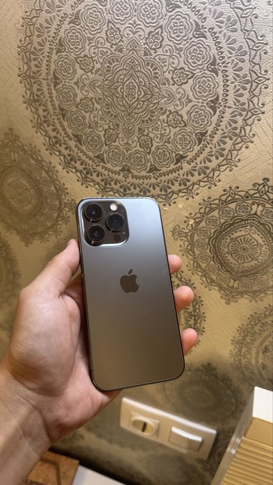 iPhone 13 Pro с документами