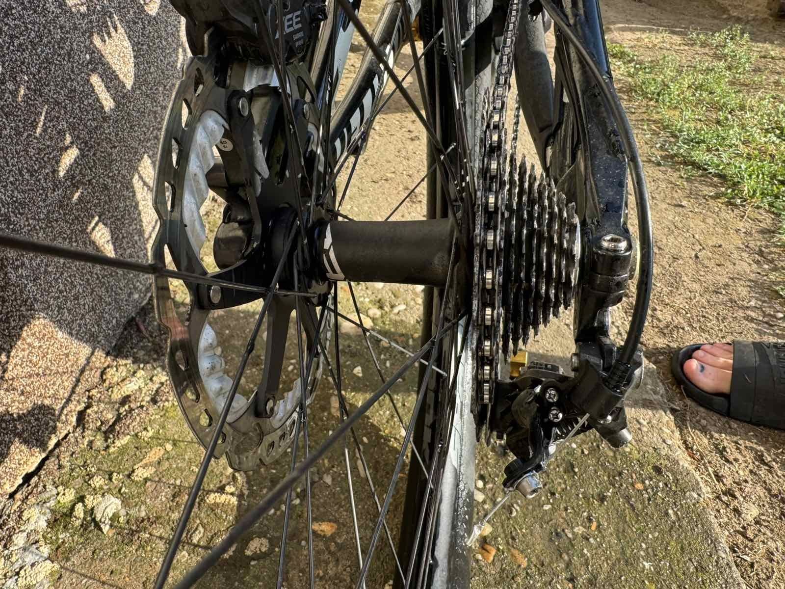 Продавам demo 8 carbon
