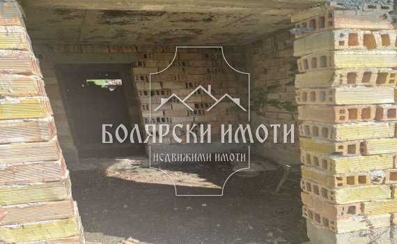 Двуетажна къща за ремонт в село Обединение