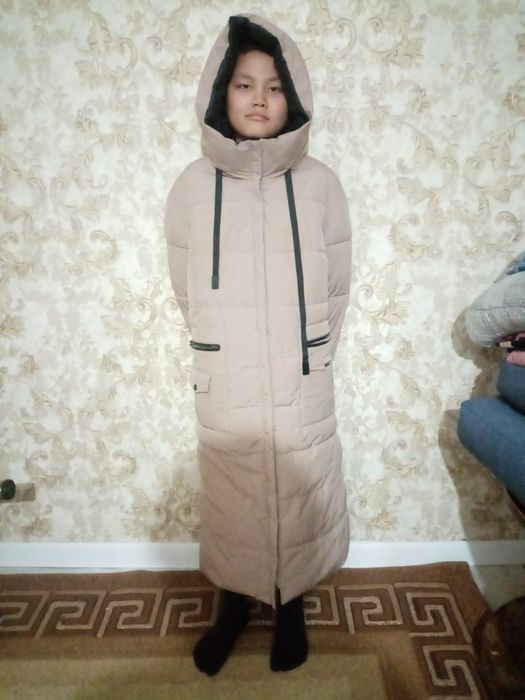 Продам женскую куртку зимнюю двухстороннюю чёрный и темно молочного цв