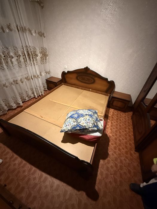 Кровать и 2 прикроватные тумбы