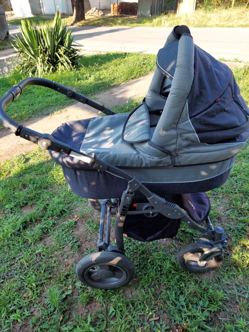 Детска количка Abdor zipp. Количката е с два коша зимен и летен.