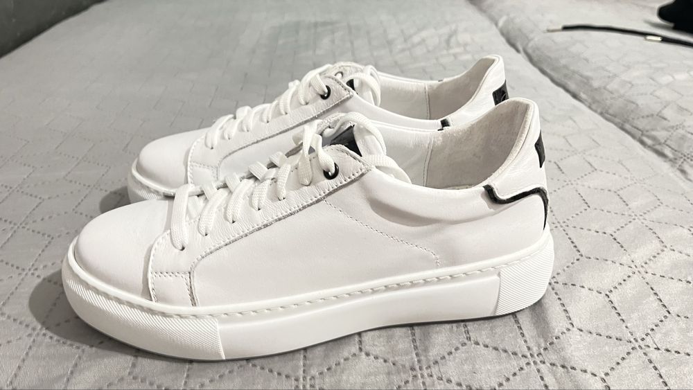 Бели маратонки естествена кожа