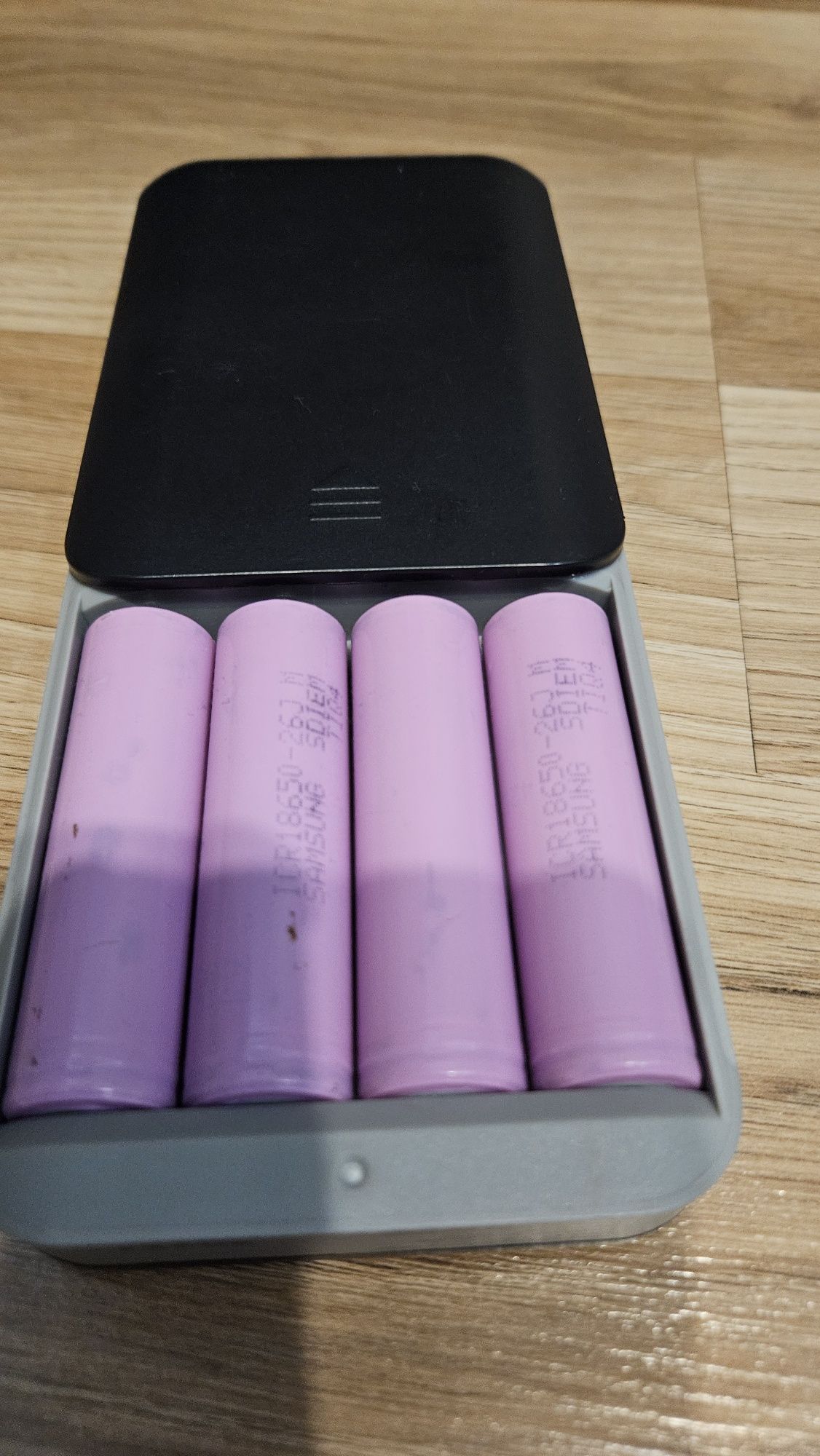 Преносима батерия 10400 mAh. Безжично зареждане и презареждащи батерии