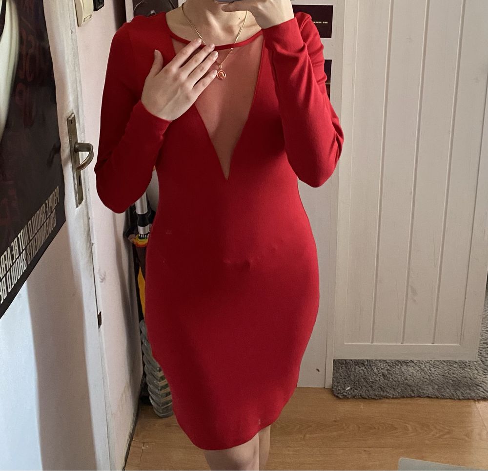 Червена рокля с дълбоко деколте