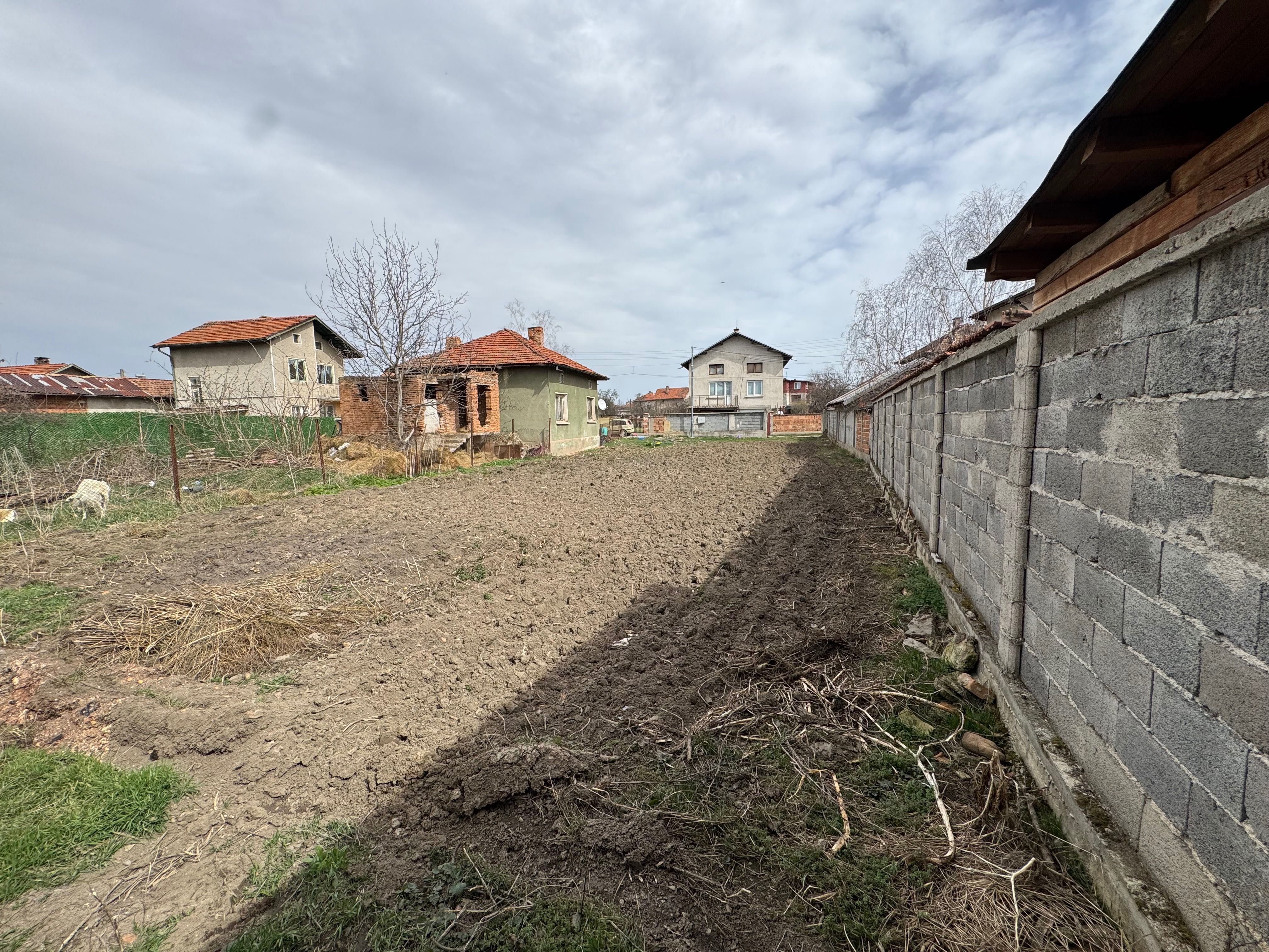 Дворно място в с. Мусачево. Регулация, Ток, Вода, Сонда.